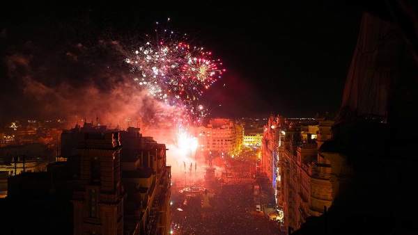 Peñarroja calfa motors per a una mascletà potent i molt rítmica i un espectacle "rabiosamente nou" en L'Alba Peñarroja calfa motors per a una mascletà potent i molt rítmica i un espectacle "rabiosamente nou" en L'Alba