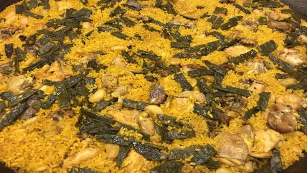 Paella típica valenciana Paella típica valenciana