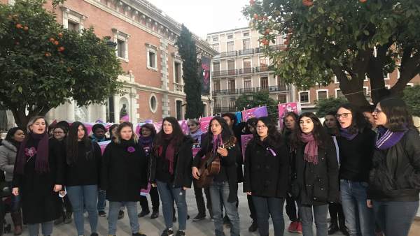 Arranquen els '8 Dies de Revolta Feminista' amb una protesta i 'performance' contra "violències judicials patriarcals" Arranquen els '8 Dies de Revolta Feminista' amb una protesta i 'performance' contra "violències judicials patriarcals"