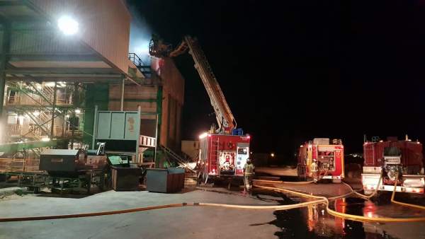 Bomberos de la DPZ trabajan en la extinción de un incendio en una fábrica de bio Bomberos de la DPZ trabajan en la extinción de un incendio en una fábrica de bio