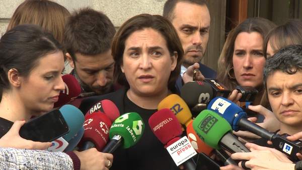 Colau: "PSOE vuelve a ceder a las presiones de los fondos inmobiliarios" Colau: "PSOE vuelve a ceder a las presiones de los fondos inmobiliarios"