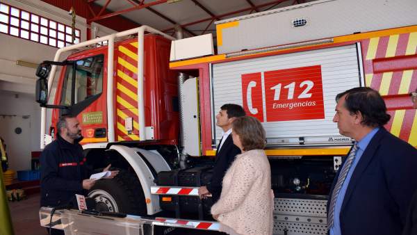 Entrega de un vehículo de bomberos en Guadix Entrega de un vehículo de bomberos en Guadix