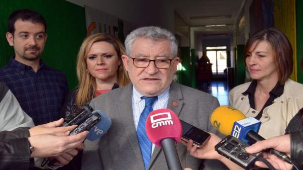 El consejero de Educación, Ángel Felpeto, atiende a los medios en un colegio de El consejero de Educación, Ángel Felpeto, atiende a los medios en un colegio de