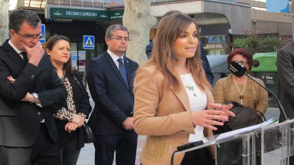 La portavoz del Gobierno, Rebeca Pérez, junto al resto de concejales y el alcald La portavoz del Gobierno, Rebeca Pérez, junto al resto de concejales y el alcald