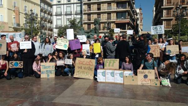 Jóvenes y estudiantes se suman a los 'Fridays for Future' y animan a participar Jóvenes y estudiantes se suman a los 'Fridays for Future' y animan a participar