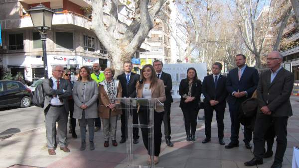 Rebeca Pérez da cuenta de los acuerdos de la Junta junto al alcalde y el resto d Rebeca Pérez da cuenta de los acuerdos de la Junta junto al alcalde y el resto d