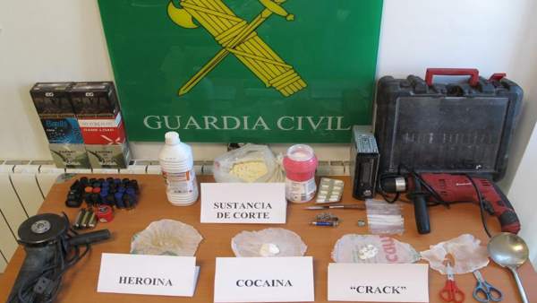 Sustancias y objetos intervenidos al desarticular un punto de venta de droga al Sustancias y objetos intervenidos al desarticular un punto de venta de droga al
