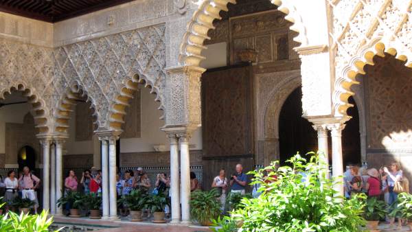 Turistas En Los Reales Alcázares De Sevilla Turistas En Los Reales Alcázares De Sevilla