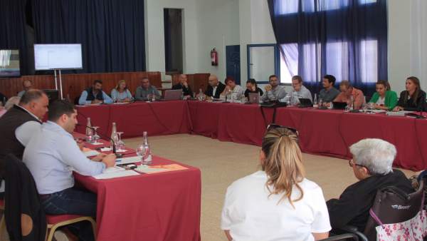 Expulsada del pleno del Cabildo de Lanzarote una consejera de Podemos por llamar Expulsada del pleno del Cabildo de Lanzarote una consejera de Podemos por llamar