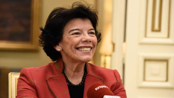 Celaá tacha de 'falta de educación intelectual' el autobús de HazteOir con la im Celaá tacha de 'falta de educación intelectual' el autobús de HazteOir con la im