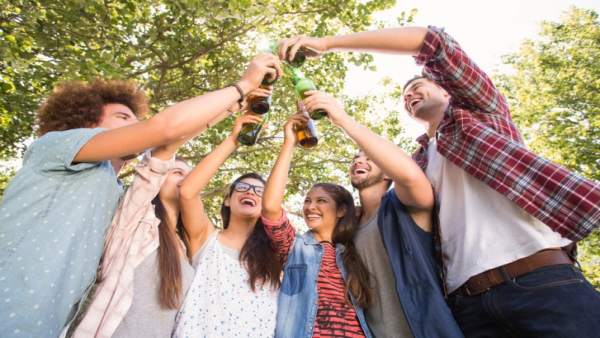 Jóvenes consumiendo alcohol Jóvenes consumiendo alcohol