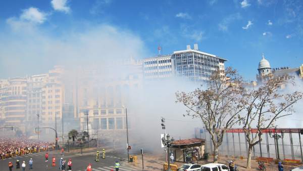 Una mascletà clásica y contundente caldea València para invitar a 'un mundo de s Una mascletà clásica y contundente caldea València para invitar a 'un mundo de s
