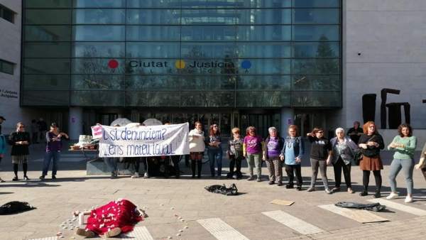 Una 'performance' contra justícia patriarcal arranca els '8 Dies de Revolta Feminista' i aposta per enfocament de gènere Una 'performance' contra justícia patriarcal arranca els '8 Dies de Revolta Feminista' i aposta per enfocament de gènere
