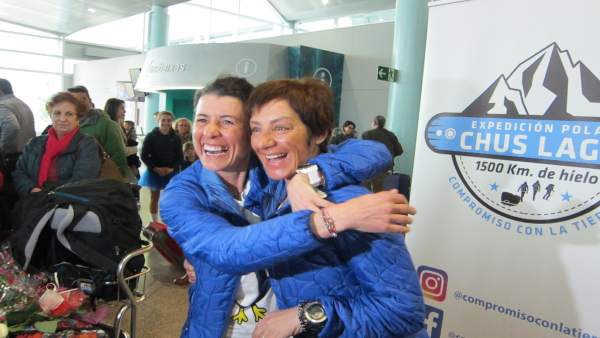 Chus Lago y Verónica Romero tras su llegada al aeropuerto de Vigo Chus Lago y Verónica Romero tras su llegada al aeropuerto de Vigo
