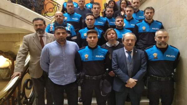 Los nuevos agentes posan con el Alcalde y otros miembros del Gobierno. Los nuevos agentes posan con el Alcalde y otros miembros del Gobierno.