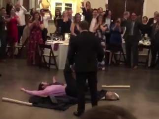 Momento en el que Boulanger lanza contra una mesa a Patin.