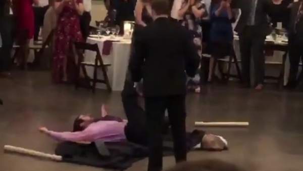 Momento en el que Boulanger lanza contra una mesa a Patin. Momento en el que Boulanger lanza contra una mesa a Patin.