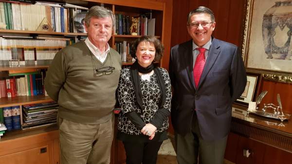 Valenzuela con los representantes de Córdoba Ecuestre Valenzuela con los representantes de Córdoba Ecuestre