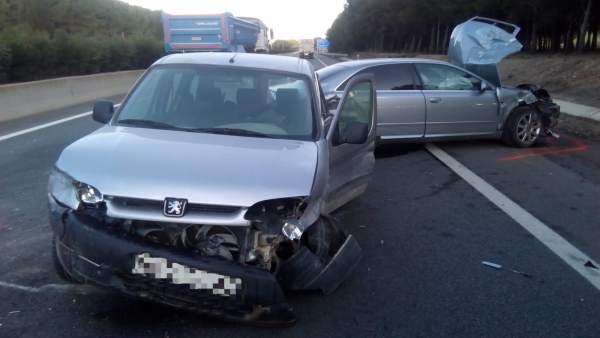 Sucesos.- Un accidente de tráfico provoca una retención de seis kilómetros en la Sucesos.- Un accidente de tráfico provoca una retención de seis kilómetros en la