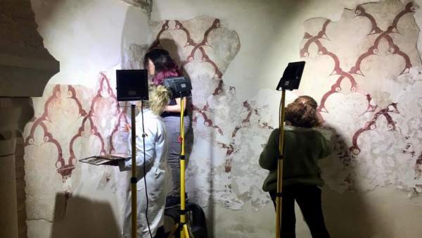Los trabajos de restauración de las pinturas murales en Baños Árabes descubren m Los trabajos de restauración de las pinturas murales en Baños Árabes descubren m