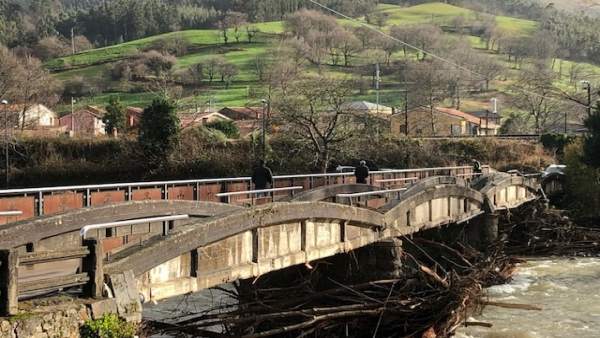 Daños de las inundaciones en un puente en Los Corrales Daños de las inundaciones en un puente en Los Corrales
