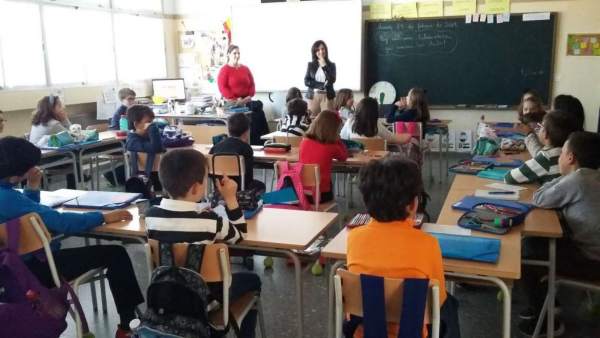 Esther Gutiérrez visita en un centro educativo de Oliva de la Frontera Esther Gutiérrez visita en un centro educativo de Oliva de la Frontera