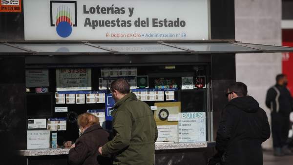 Fotos de recurso de gente comprando décimos de la lotería Fotos de recurso de gente comprando décimos de la lotería
