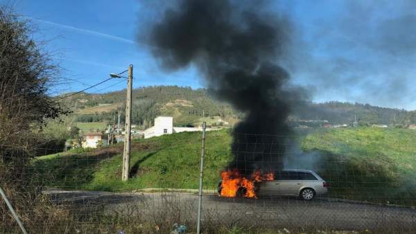 Sucesos.- Sofocado el incendio de un vehículo en las proximidades de la AS-II, e Sucesos.- Sofocado el incendio de un vehículo en las proximidades de la AS-II, e