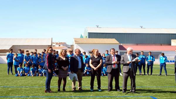 El presidente de la Diputación inaugura el nuevo campo de fútbol de césped artif El presidente de la Diputación inaugura el nuevo campo de fútbol de césped artif