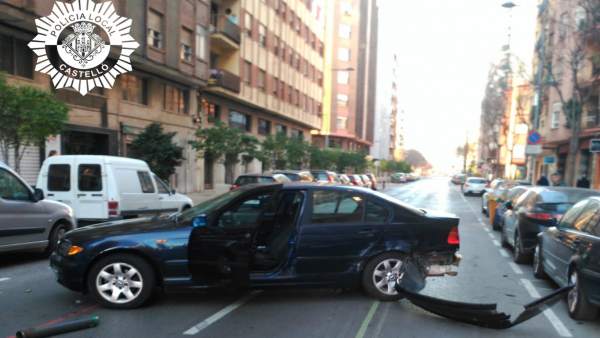 DOS TURISMOS SE VEN IMPLICADOS EN UN VIOLENTO ACCIDENTE DE TRÁFICO EN LA AVENIDA DOS TURISMOS SE VEN IMPLICADOS EN UN VIOLENTO ACCIDENTE DE TRÁFICO EN LA AVENIDA