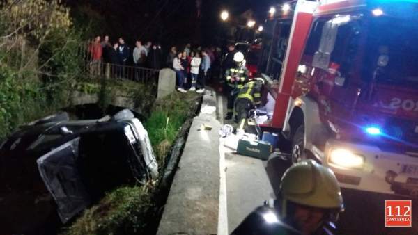 Herido leve y evacuado a Laredo después de ser excarcelado de su coche, que cayó Herido leve y evacuado a Laredo después de ser excarcelado de su coche, que cayó