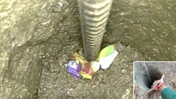 La piqueta, con la bolsa de gusanitos ensartada La piqueta, con la bolsa de gusanitos ensartada