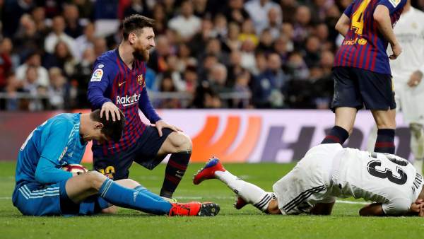 Messi consuela a Courtois con Reguilón en el suelo Messi consuela a Courtois con Reguilón en el suelo