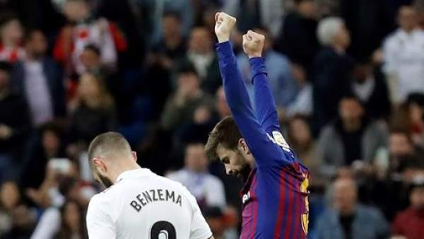 Gerad Piqué celebra ante Karim Benzema. Gerad Piqué celebra ante Karim Benzema.