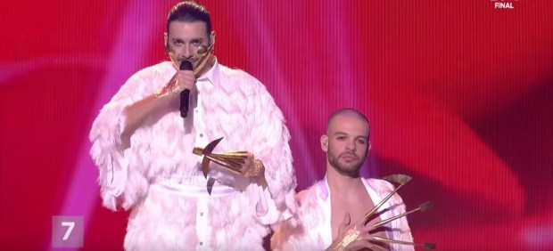 Conan Osíris interpretando 'Telemóveis'