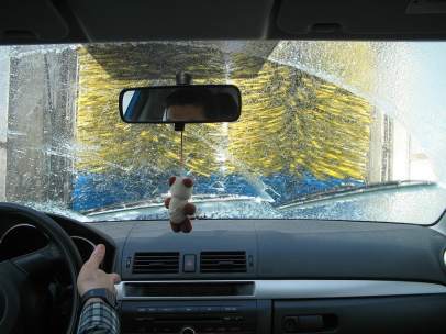 Túnel de lavado o a mano: ¿cómo es mejor limpiar el coche?
