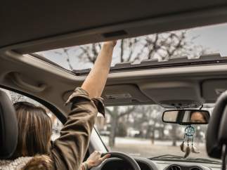 ¿Estás pensando en comprar un coche con techo panorámico? Estas son sus ventajas y sus desventajas