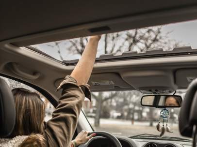 ¿Estás pensando en comprar un coche con techo panorámico? Estas son sus ventajas y sus desventajas