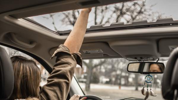 ¿Estás pensando en comprar un coche con techo panorámico? Estas son sus ventajas y sus desventajas ¿Estás pensando en comprar un coche con techo panorámico? Estas son sus ventajas y sus desventajas