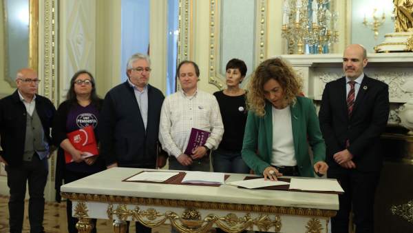 La ministra de Política Territorial, Meritxell Batet, firma con los representantes sindicales, en la sede del Ministerio, La ministra de Política Territorial, Meritxell Batet, firma con los representantes sindicales, en la sede del Ministerio,