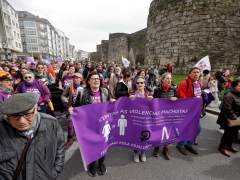 Miles de personas marchan en Lugo para defender los derechos de las mujeres.