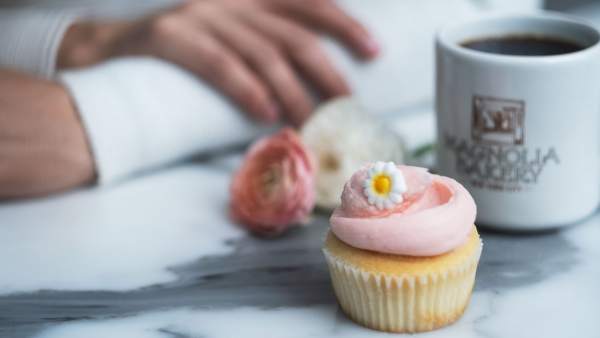 La popular pastelería neoyorkina Magnolia Bakery llega a Madrid. La popular pastelería neoyorkina Magnolia Bakery llega a Madrid.
