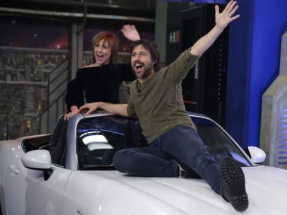 Nathalie Poza y Hugo Silva, entrando encima de un coche a 'El hormiguero'.