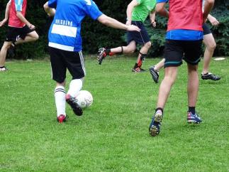 Jóvenes jugando al fútbol