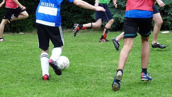 Jóvenes jugando al fútbol Jóvenes jugando al fútbol