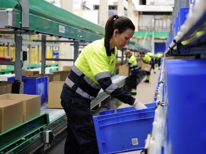 Una mujer en su puesto de trabajo.