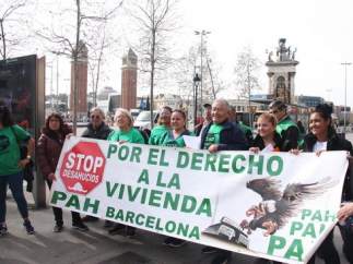 Miembros de la PAH reunidos en la plaza de Espanya de Barcelona para reivindicar el cumplimiento de la ley 24/2015.