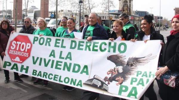 Miembros de la PAH reunidos en la plaza de Espanya de Barcelona para reivindicar el cumplimiento de la ley 24/2015. Miembros de la PAH reunidos en la plaza de Espanya de Barcelona para reivindicar el cumplimiento de la ley 24/2015.