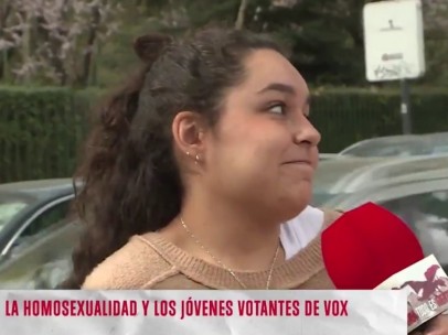 Una chica, cuestionada por un reportero de 'Todo es mentira'