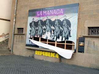 El estado en que ha quedado el mural 'La Mandada' de Olot.